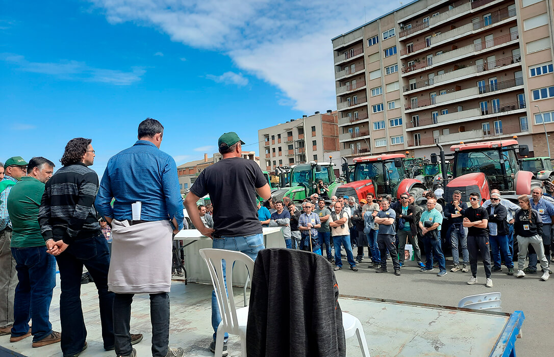 Los Agricultores Sacan Sus Tractores En Lleida Para Pedir Ayudas Al