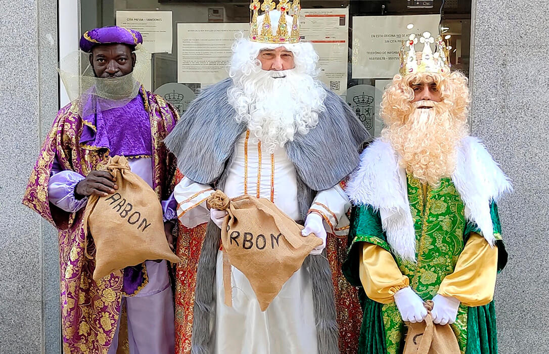 Los Reyes Magos dejan sacos de carbón a la ministra Ribera por su falta