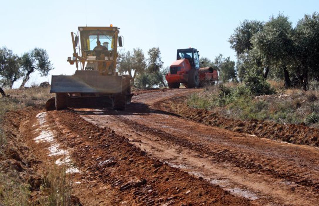 La Junta de CLM y cinco Diputaciones invertirán 45 millones para mejorar 2.500 kilómetros de caminos rurales