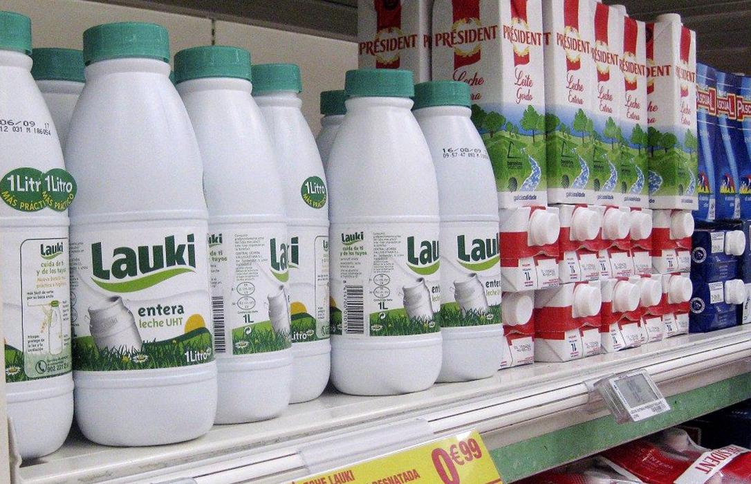 Lactalis, tras rechazar dos mediaciones, pide ahora que el Ministerio medie para no pagar a los ganaderos lácteos