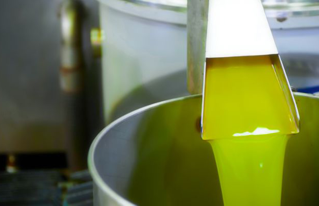 El aceite de oliva virgen extra se sigue revalorizando y encara los 4 euros/kg en España por la escasez