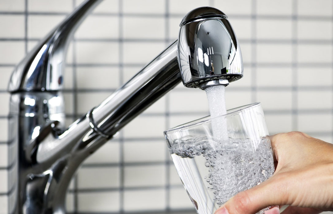 Un estudio revela que los españoles no beben agua del grifo debido principalmente a su sabor