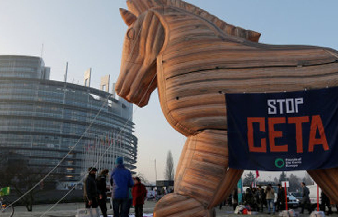 La Eurocámara aprueba por amplia mayoría el tratado CETA con Canadá pese a las protestas en la calle
