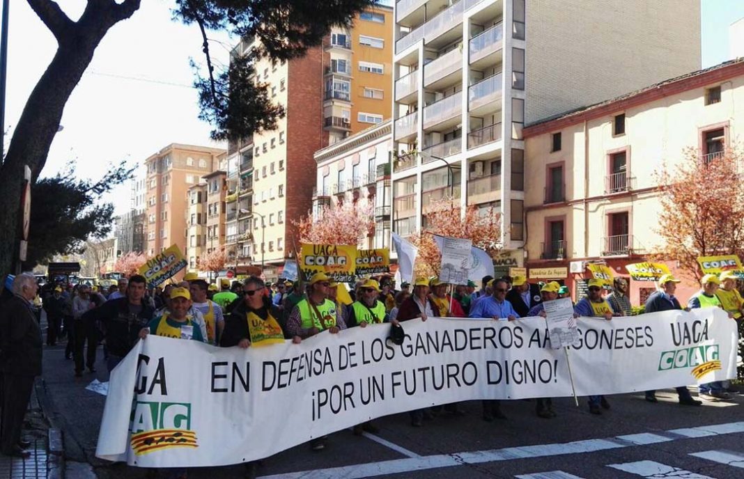 El campo aragonés saca sus tractores a la calle en una marcha de protesta para pedir más presupuesto