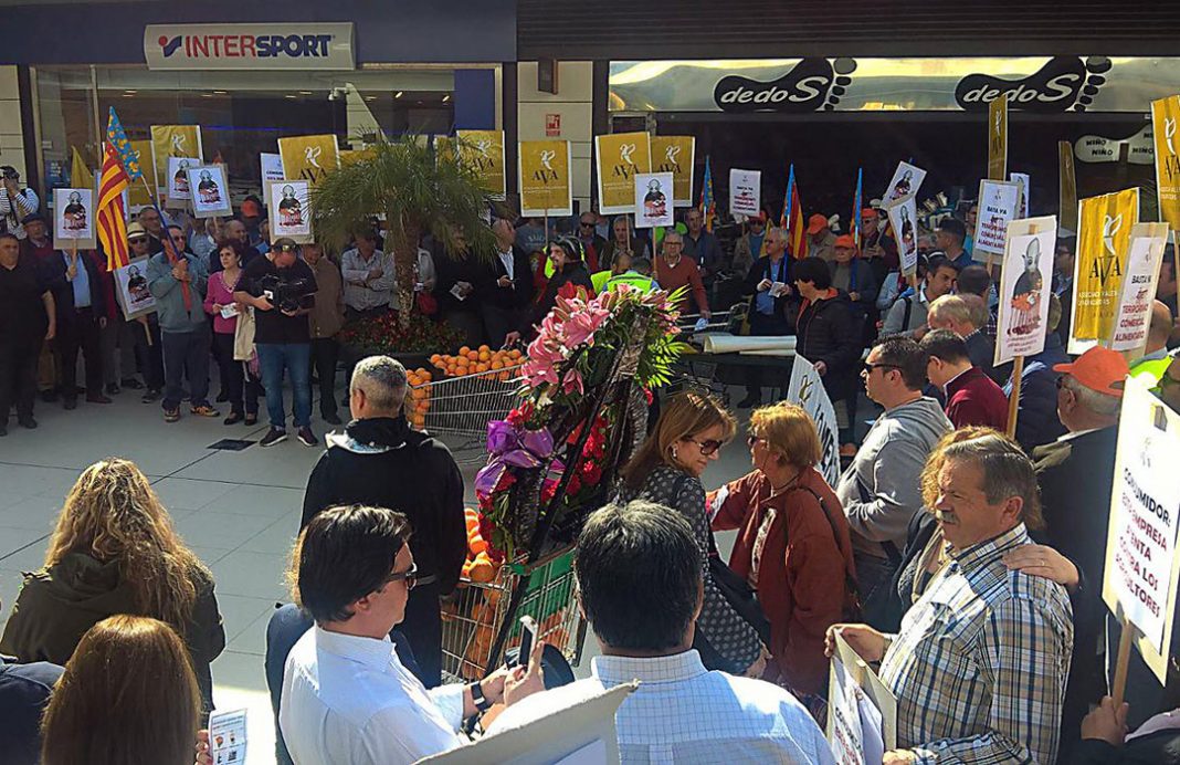 Cientos de agricultores protestan en Alcampo para exigir cambios legales que frenen los abusos en los precios