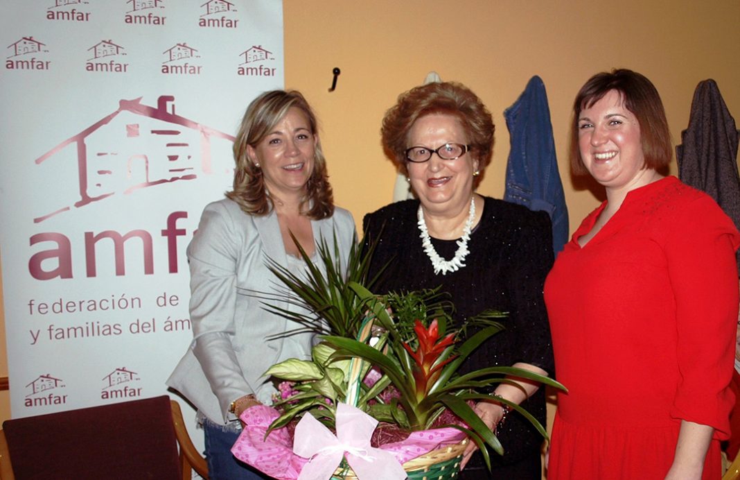 Dolores Manzano recibe el Homenaje a la Mujer Trabajadora de AMFAR La Solana