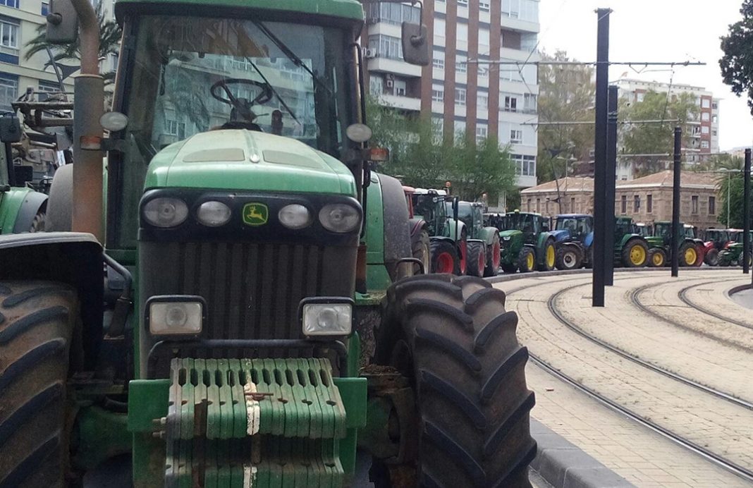 Los regantes del Campo de Cartagena retiran sus tractores, tras 24 horas de protesta, al lograr la ansiada cita ministerial