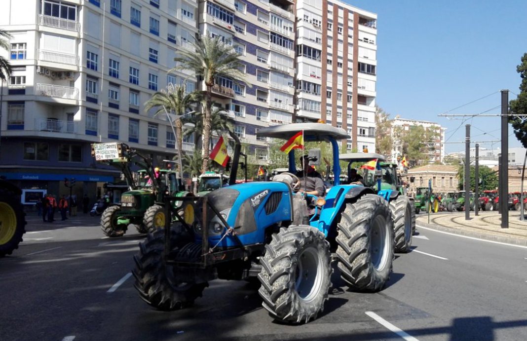 Miles de personas se manifestan en Murcia en defensa de la agricultura y su compatabilidad con el Mar Menor