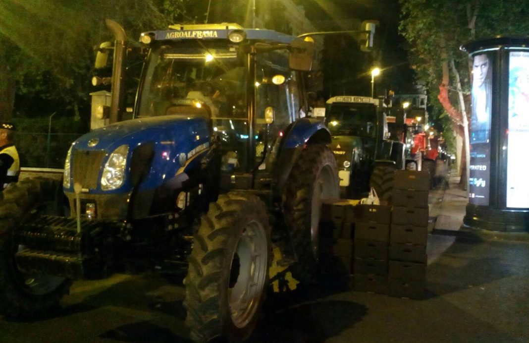 Pulso agrario por un formalismo: Los tractores bloquean Cartagena y el Gobierno pide a los agricultores que soliciten una reunión por escrito
