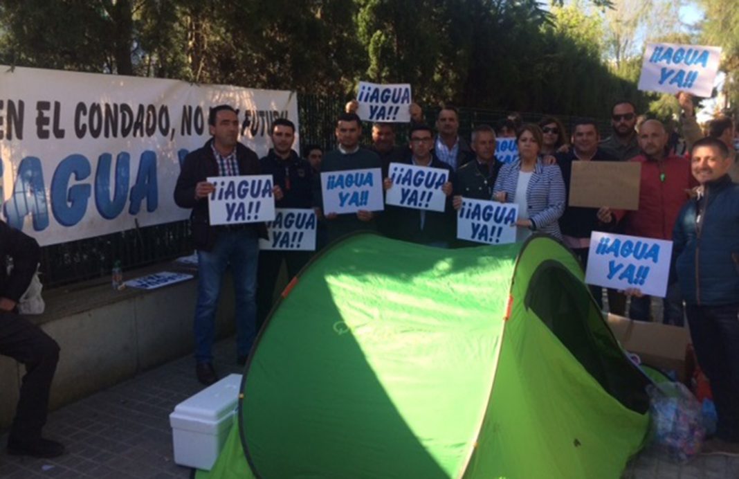 Agricultores se encadenan en Huelva en rechazo a la ejecución del Plan de la Fresa y se enfrentan a la Junta andaluza