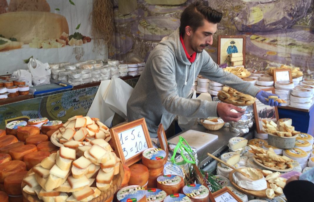 Más de 500 tipos de queso, con protagonismo suizo y canario, abre una nueva edición de la Feria de Trujillo
