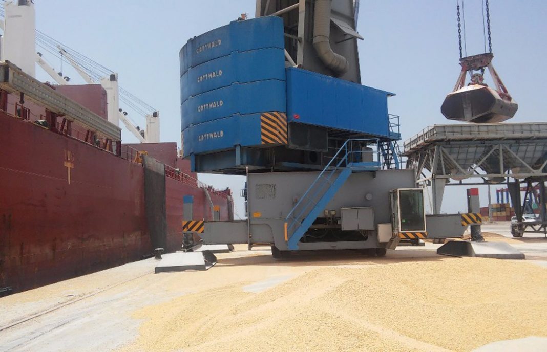 Dcoop trae a Málaga el mayor buque granelero de la historia del puerto para surtir las fábricas de pienso de sus cooperativas