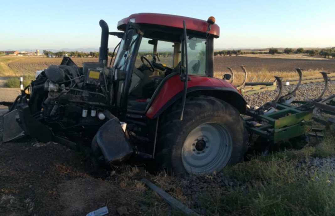 Un tren choca con un tractor en un paso a nivel de Carmena (Toledo) y sólo sale herido el conductor del vehículo agrícola