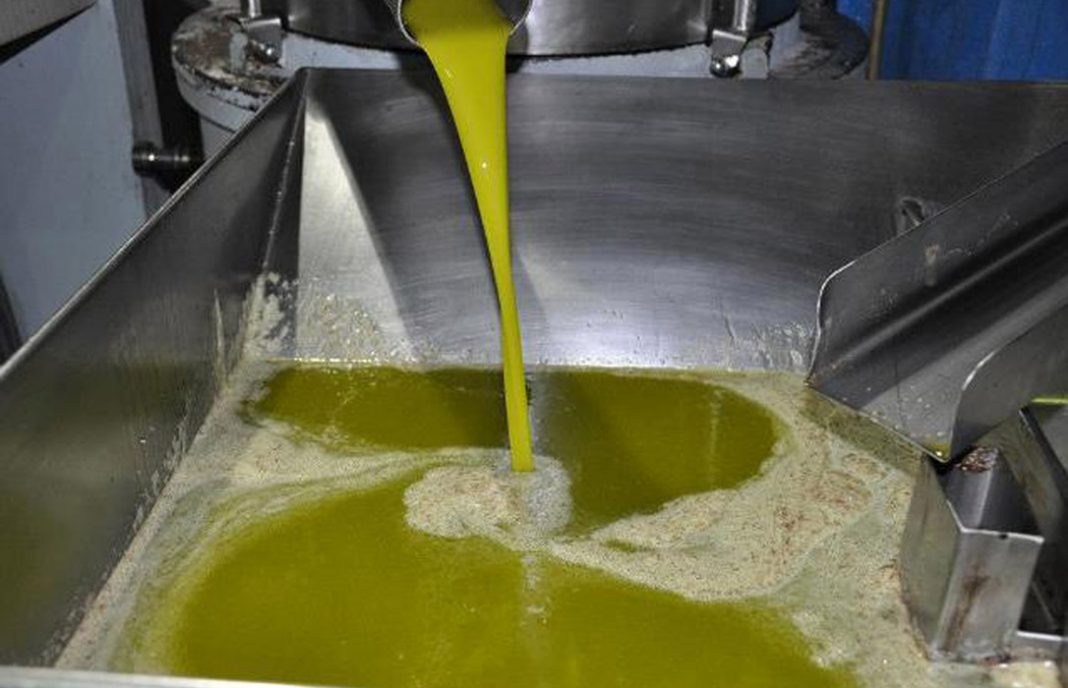El precio medio del aceite de oliva baja en el mercado de origen y se aleja de los 4€
