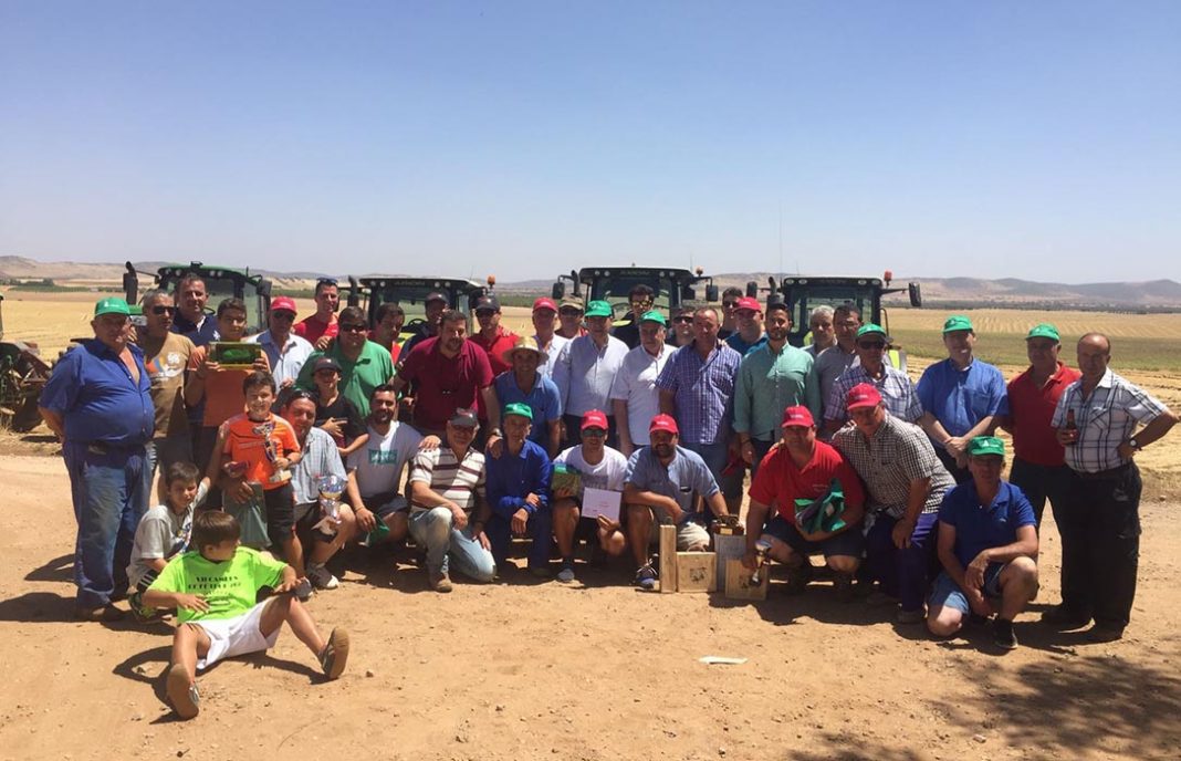 Gran participación en el concurso de arada con tractor y lanzamiento de reja en Calzada de Calatrava