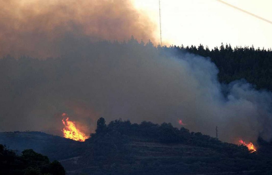 El incendio de Gran Canaria sigue activo, con tres focos estables, tras arrasar 2.700 hectáreas
