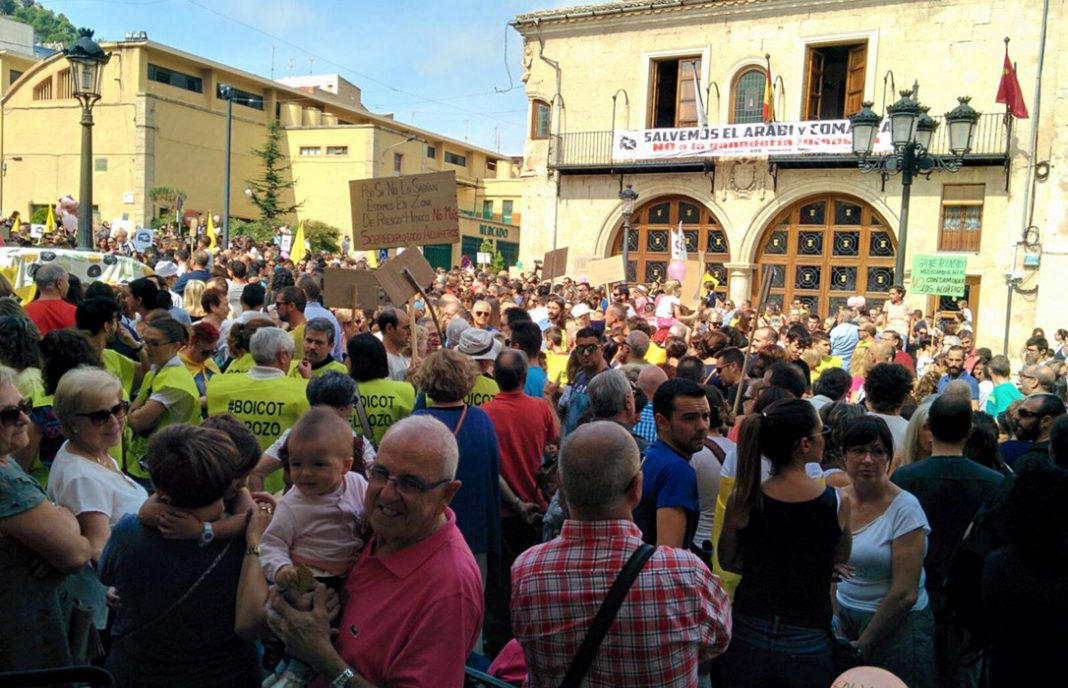 Unas 14.000 personas se concentran en Yecla (Murcia) contra las granjas porcinas
