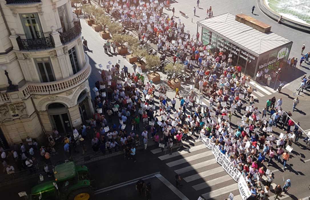 Miles de agricultores y ganaderos salen a la calle para exigir ayudas ante un año «catastrófico»