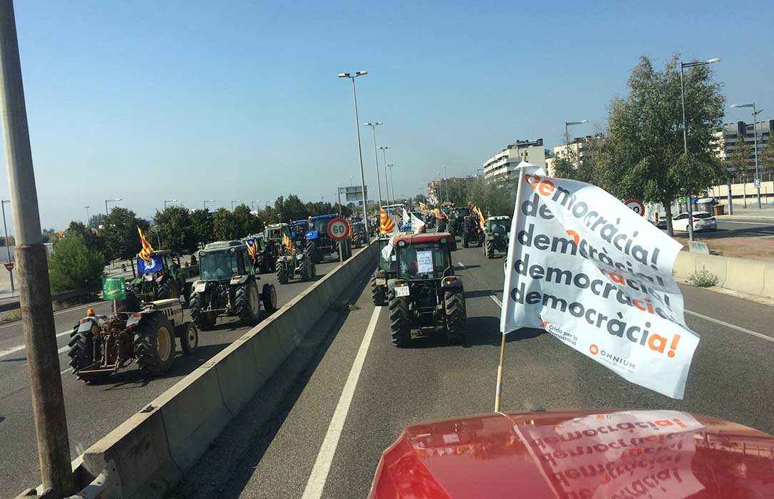 Tractorada agraria en defensa a poder decidir en Cataluña  y contra la actuación del Gobierno central