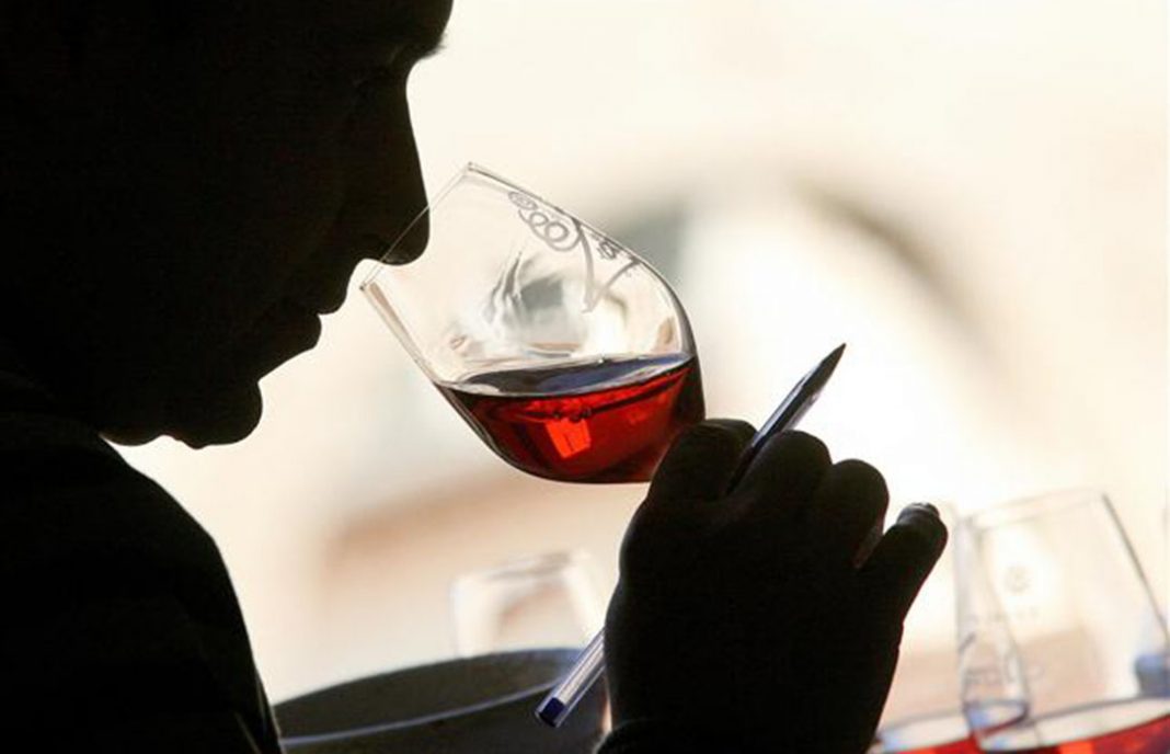 Las bodegas ante su gran encrucijada: Aguantar o subir el precio del vino embotellado