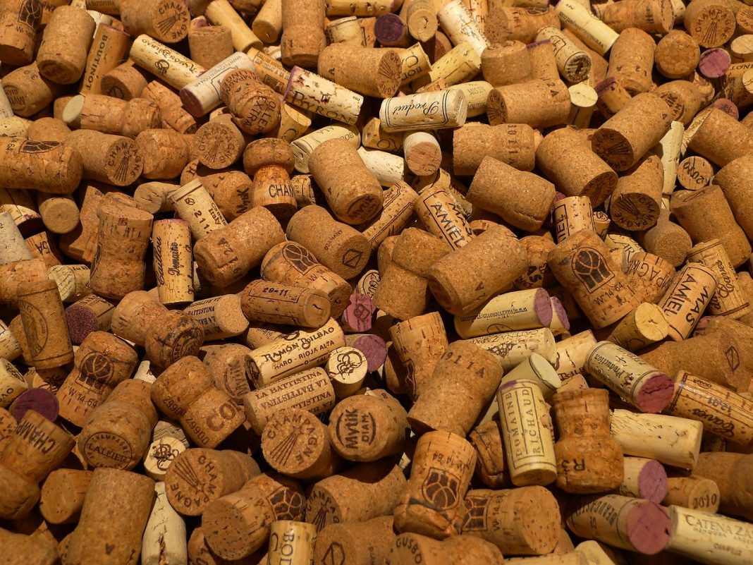 Tapón de corcho en botella de vino: El 83% de los españoles lo asocia a buena calidad