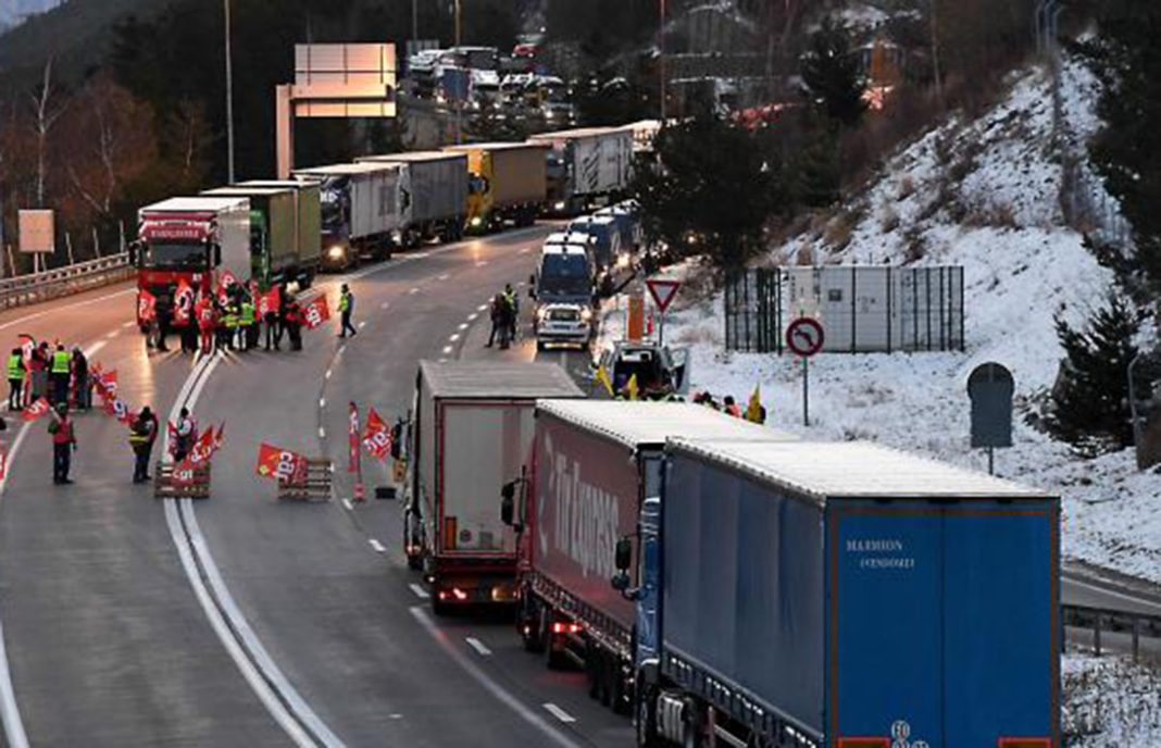 Los bloqueos de los camioneros franceses de las fronteras repercute directamente en la exportación hortofrutícola español