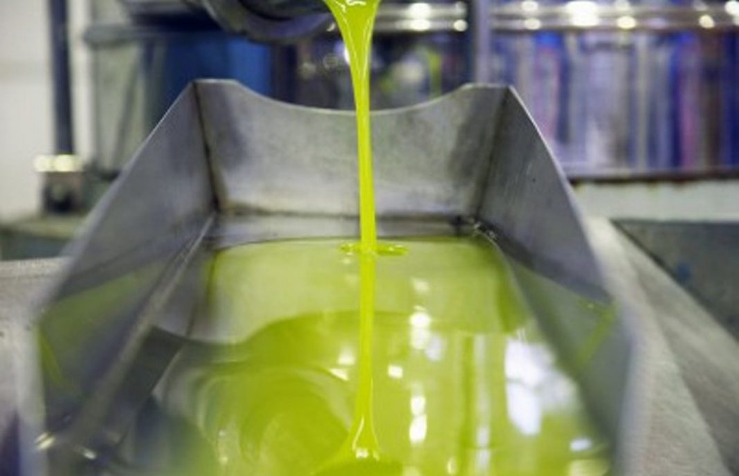 El aceite de oliva sufre nuevas correcciones de precios y se aleja de la barrera de los 3 euros