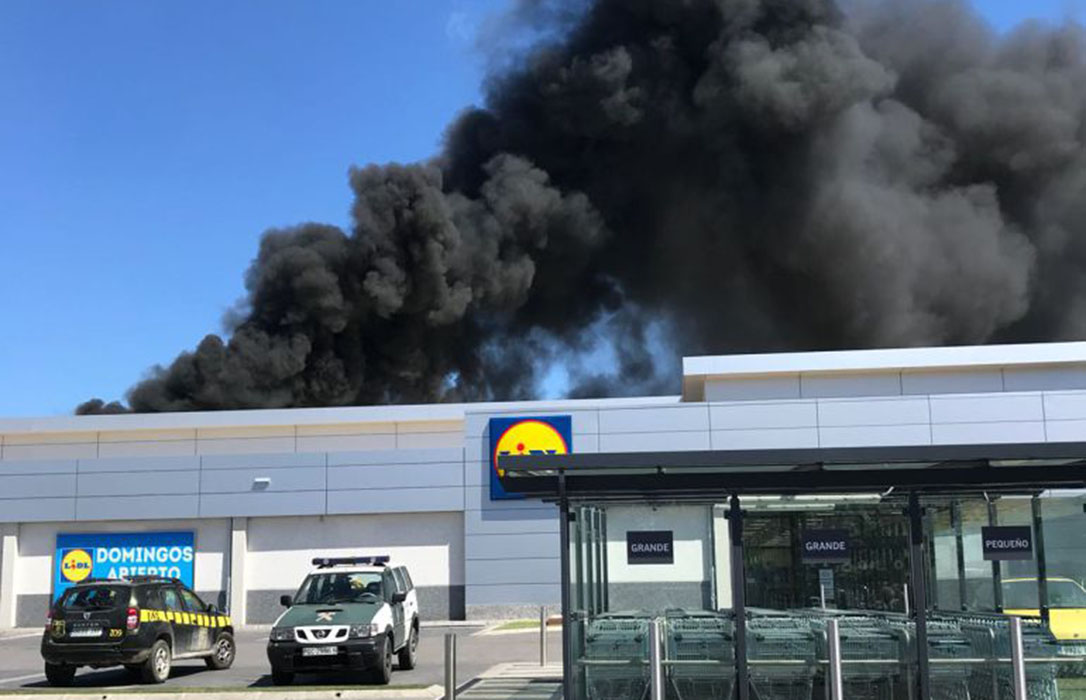 Evacúan un supermercado en la localidad ibicenca de Sant Antoni al descontrolarse una quema de rastrojos