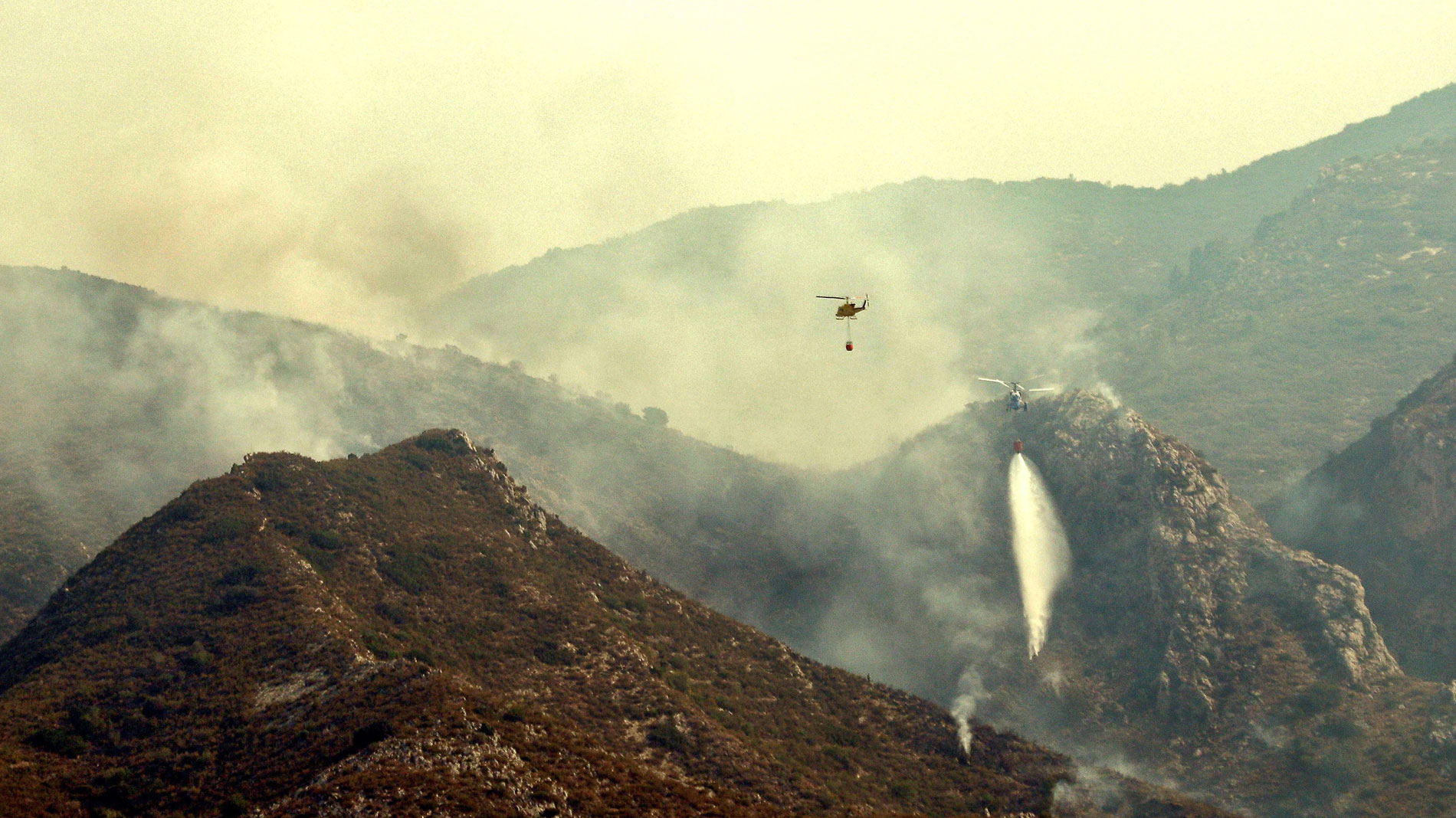 Quemadas ya 2.600 hectáreas en Llutxent (Valencia), en un incendio provocado por un rayo