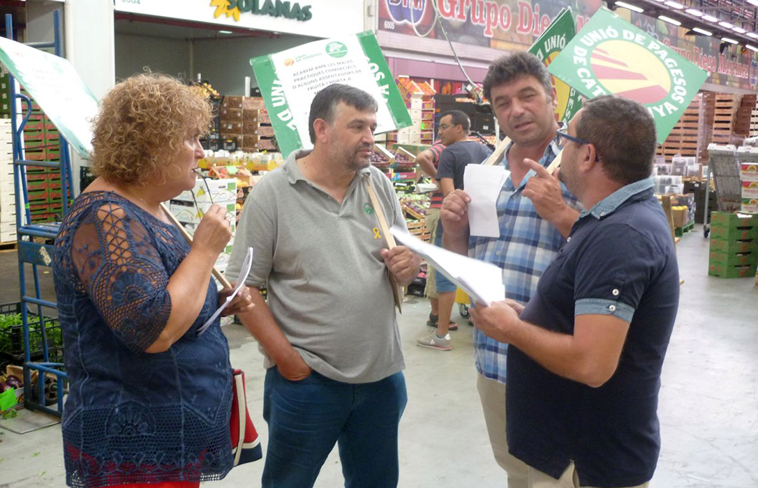 Los payeses protestan a las puertas de Mercabarna las «malas prácticas» en la venta de frutas y hortalizas