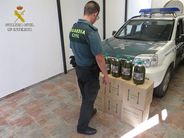 Dos hombres de 51 años detenidos por robar 160 litros de aceite valorado en 800 euros