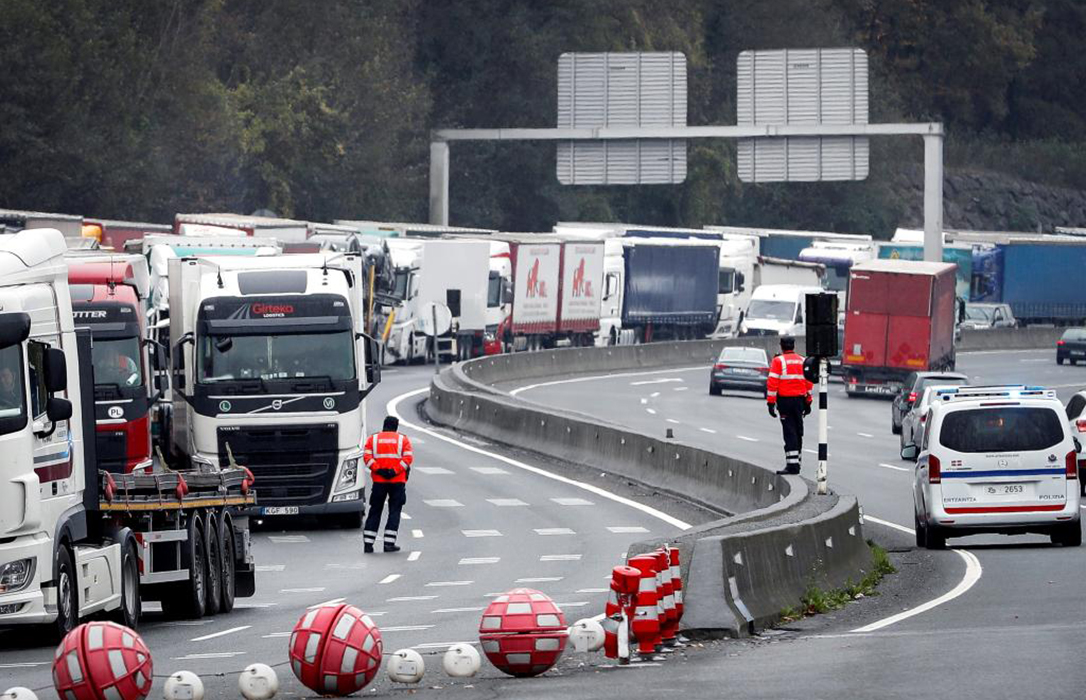 Las protestas por la subida del combustible en Francia deja bloqueados a los camiones españoles