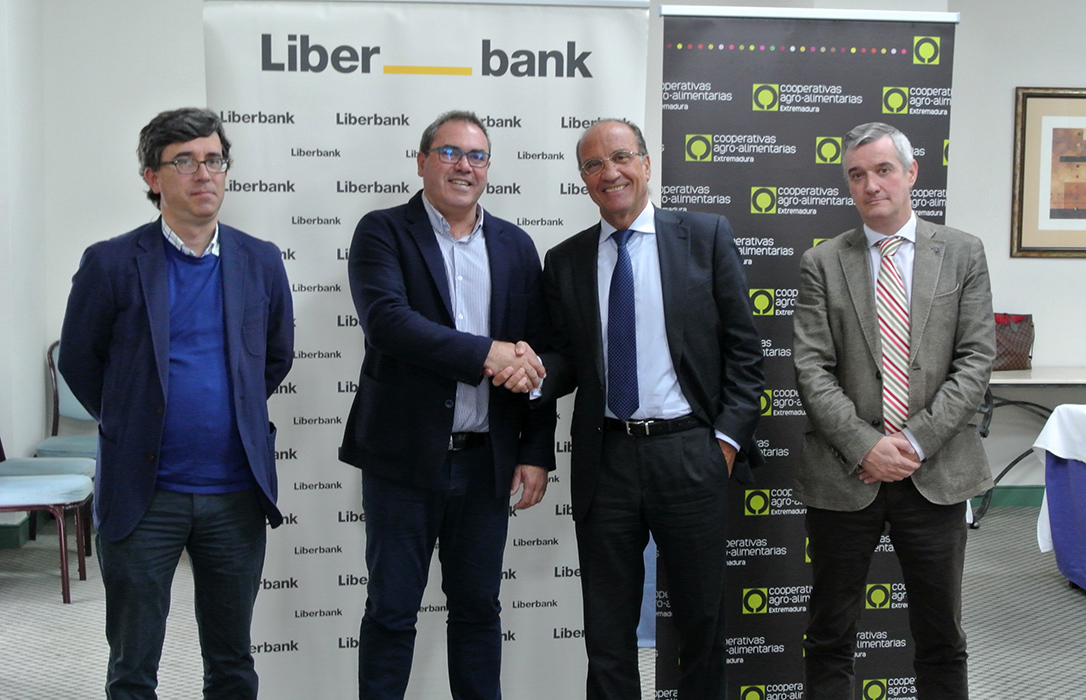 Liberbank y Cooperativas Extremadura renuevan su acuerdo de colaboración para beneficiar a 47.000 agricultores y ganaderos
