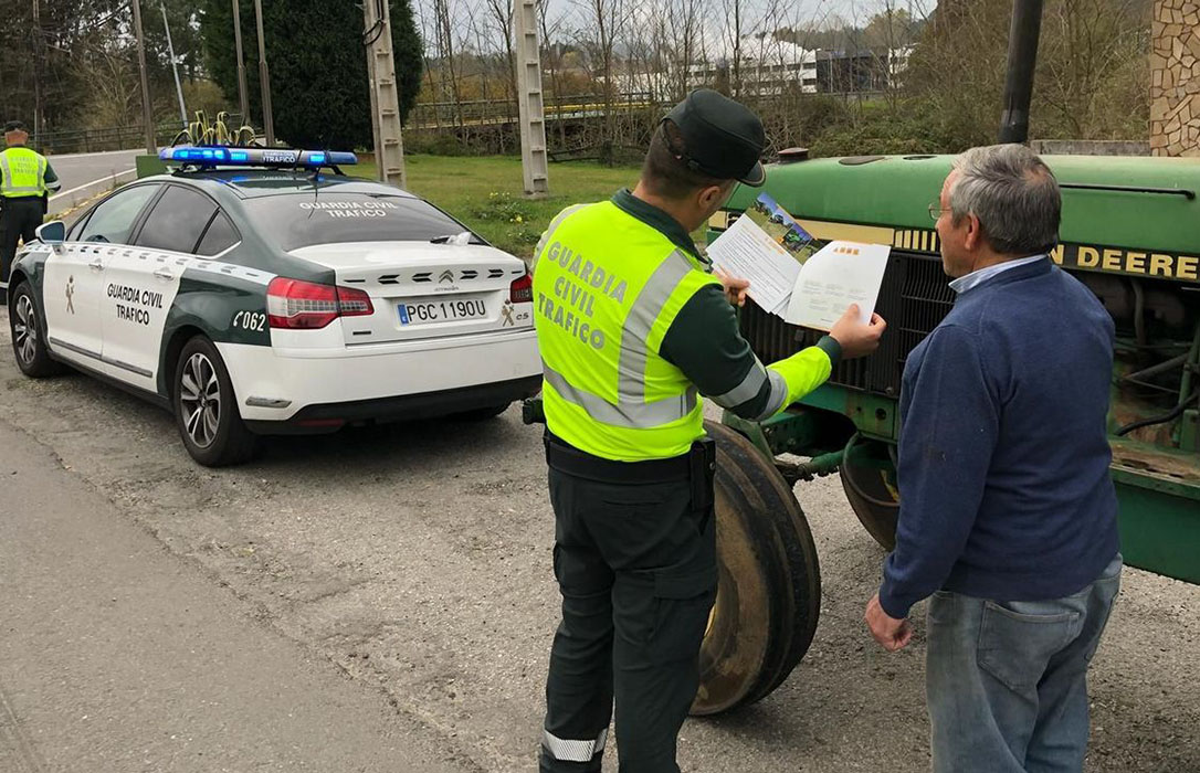 La Guardia Civil localiza a un menor de 14 años conduciendo un tractor con dos pasajeras en Arzúa