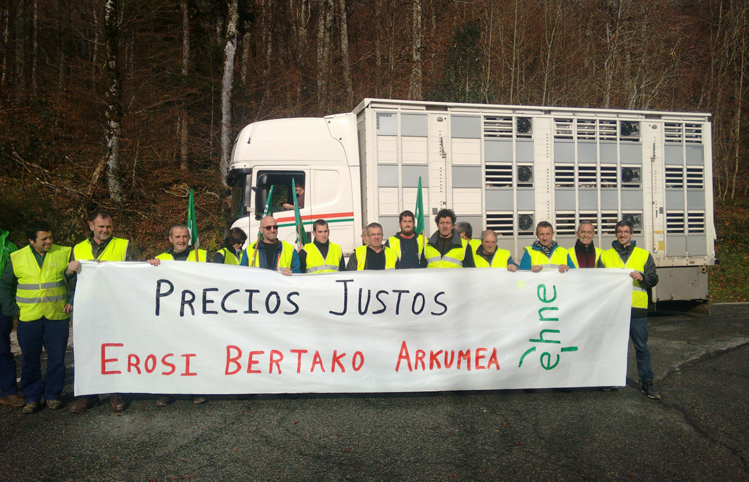 Primera protesta real: Detienen un camión cargado de corderos vivos desde Francia para denunciar su entrada masiva