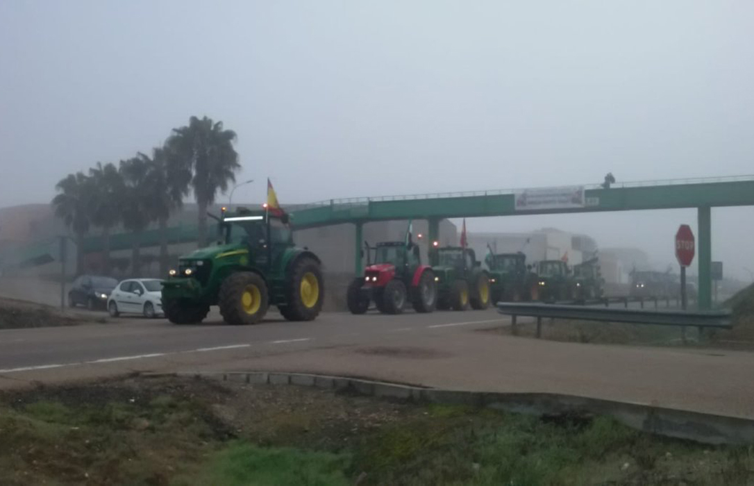 Cientos de tractores se plantan ante Agricultura para reclamar precios dignos en Mérida