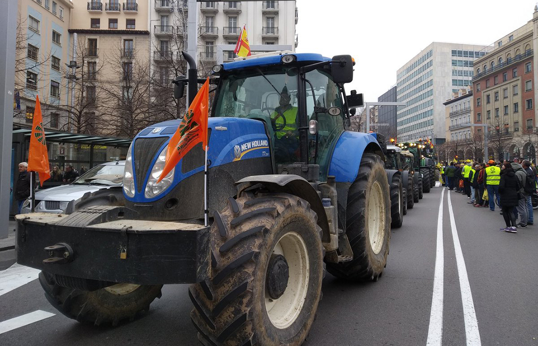 El campo se moviliza: Protestas por la situación de citricultura en Valencia, por los precios en Mérida, …