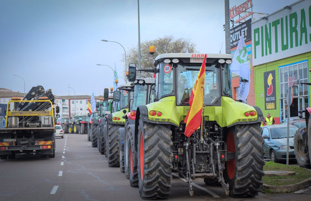La última protesta agraria de Mérida acaba en caos al cambiarles el recorrido de la tractorada