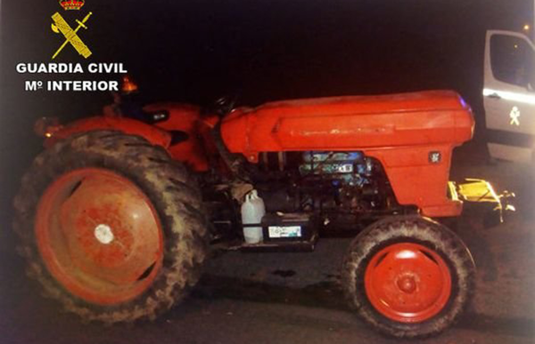 Detenido por circular con un tractor bajo los efectos de las drogas, sin seguro, ni luces ni puntos del carnet