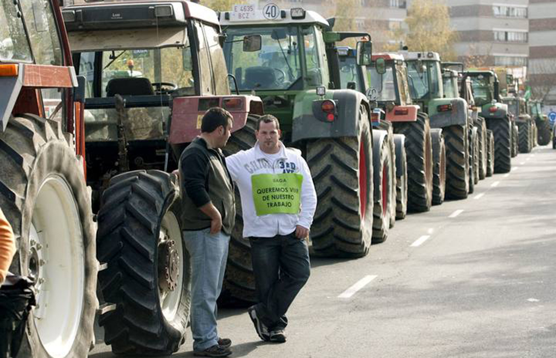 Francia renuncia a la subida de impuestos sobre los carburantes; en España, este día 5 salen los tractores a la calle