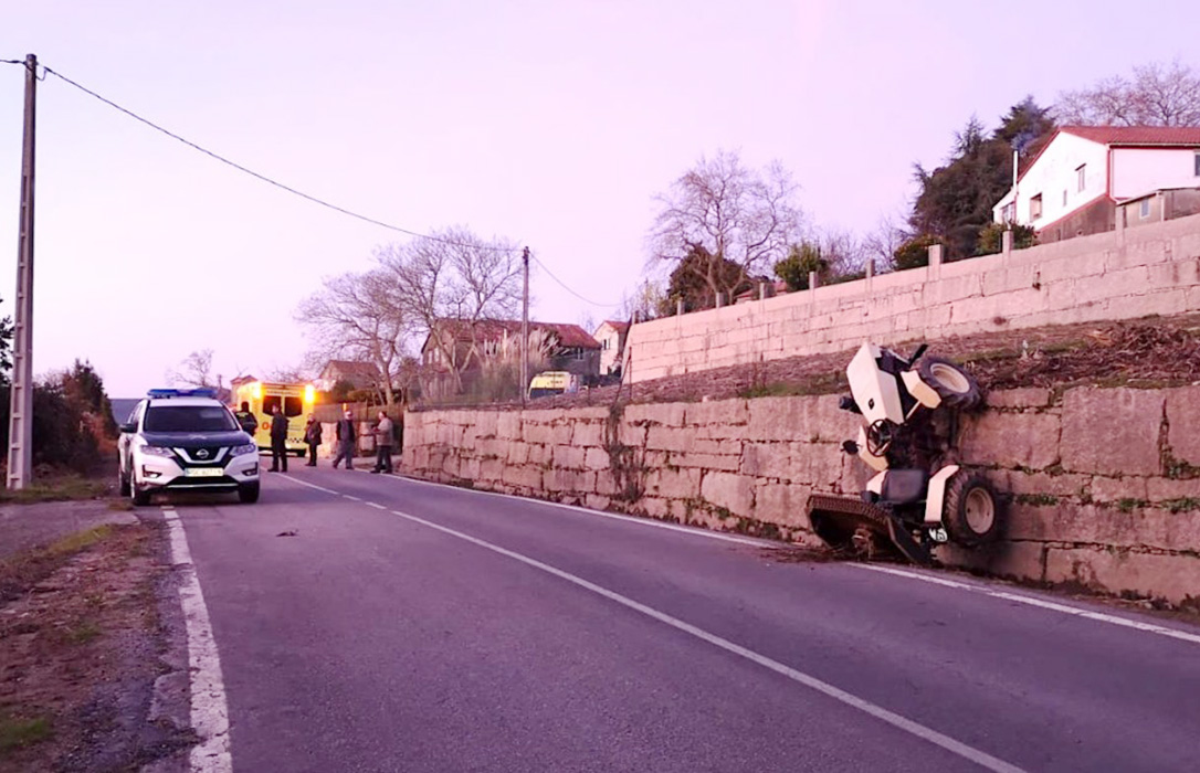 Un padre atropella por error a su hijo con un tractor y debe saltar del mismo para evitar caer por un muro