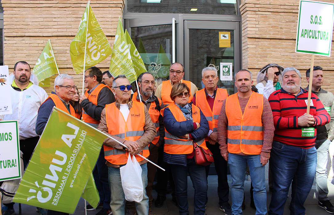 Los apicultores valencianos protestan ante las puertas de Conselleria de Agricultura para denunciar su persecución y acoso