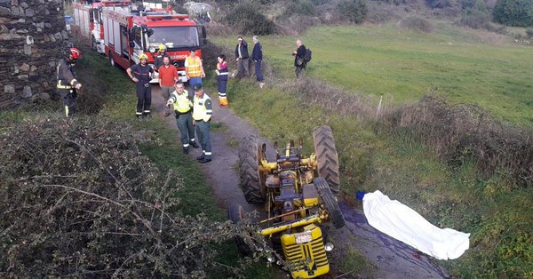 Un fallecido de 75 años tras volcar su tractor y acabar atrapado debajo de él en una carretera local
