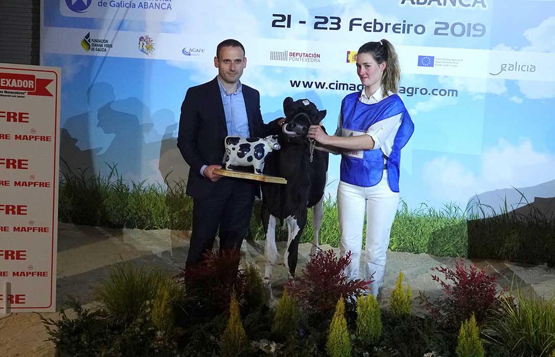 La coruñesa Cristina Carro gana el XXXIV Concurso Internacional de Jóvenes Manejadores de Frisón
