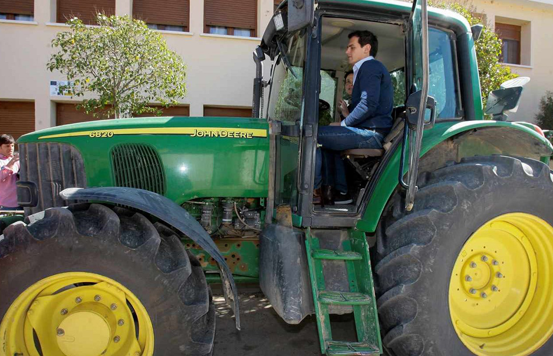 Las elecciones miran al campo: Albert Rivera se sube a un tractor y ficha a una agricultora de cabeza de lista