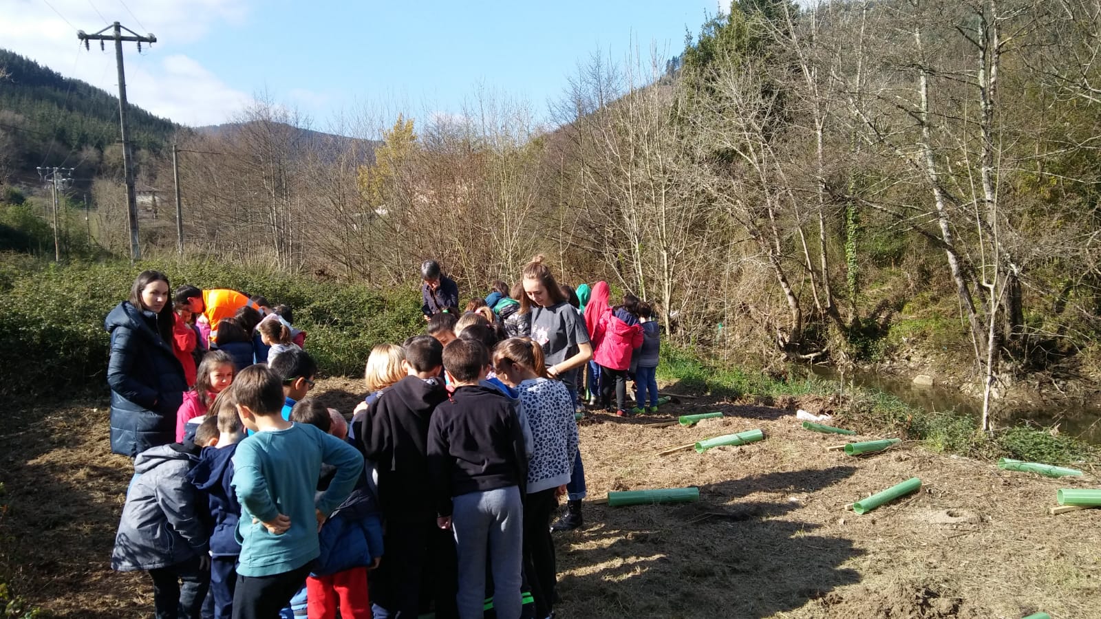 Un centenar de estudiantes de Gordexola plantan árboles en el río Herrerías en el País Vasco