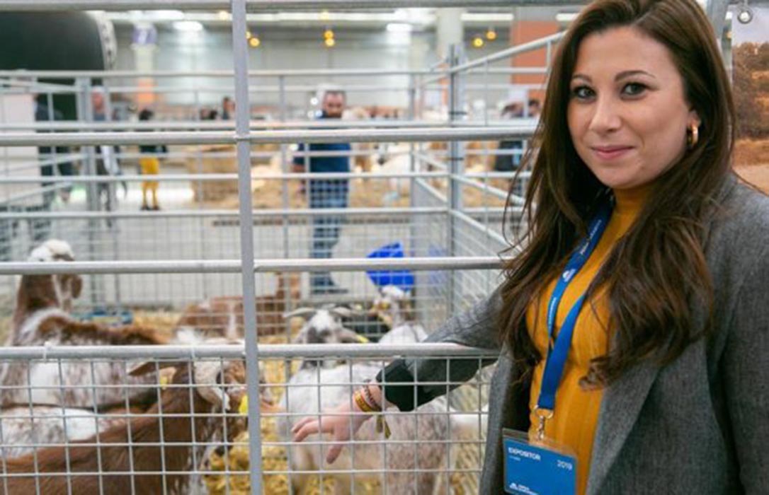 Criadora de cabras y asesora de imagen, la mujer rural se moderniza