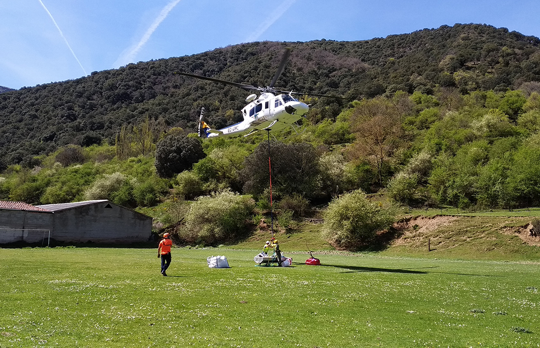 La Rioja construye varios abrevaderos en el Alto Najerilla con el apoyo del helicóptero de lucha contra incendios