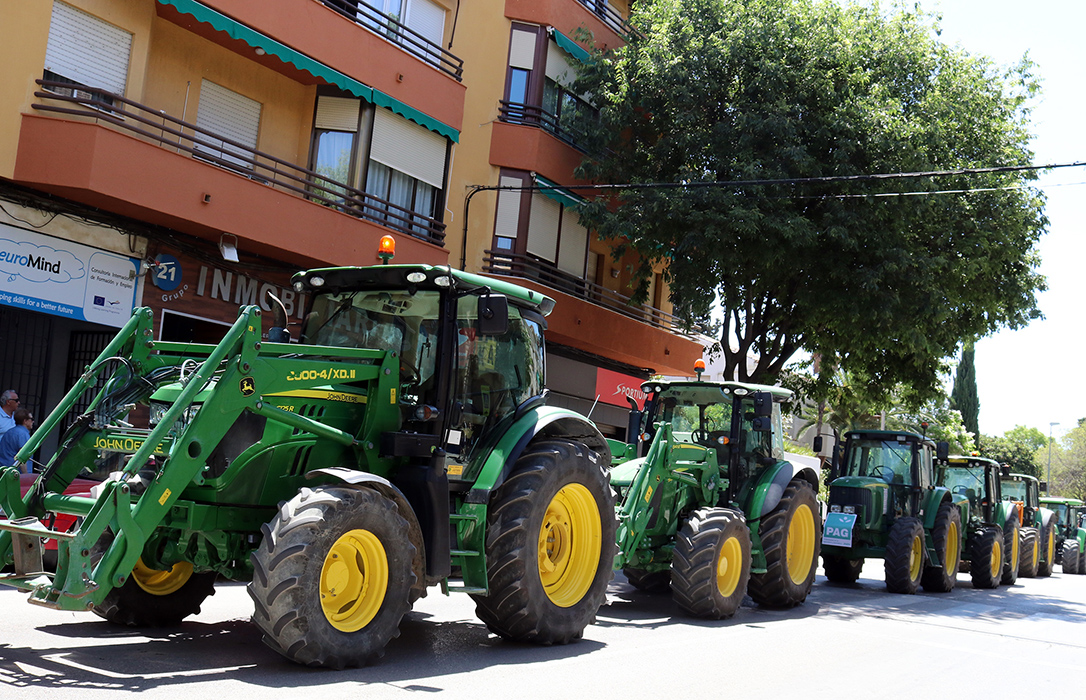 1.200 tractores en la primera protesta por los bajos precios del aceite y para pedir a la CHG la regularización de regadíos