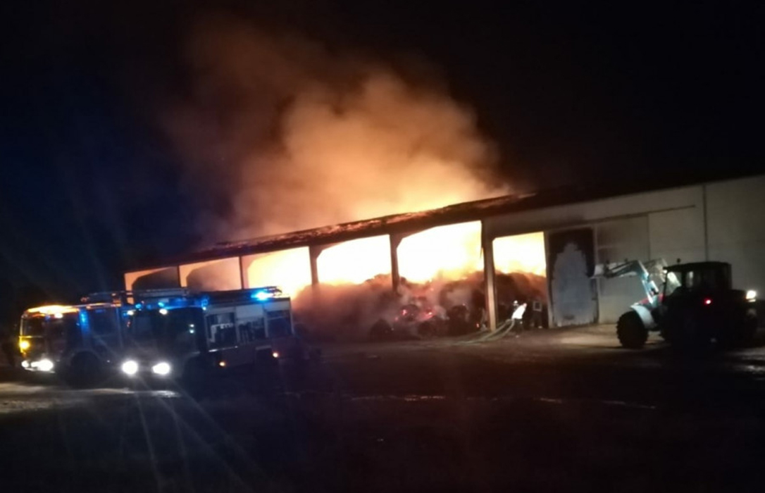 Arden dos mil pacas de paja y un tractor en un incendio agrícola en Zamora por causas desconocidas
